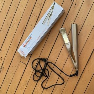 BRAND NEW 2 in 1 hair curling iron/straightener - gold